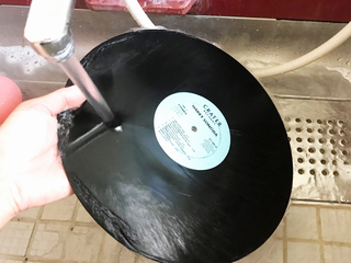 レコードについた中性洗剤を洗い流す.jpg