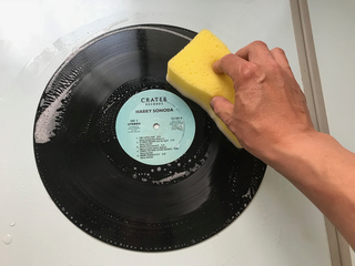 レコードをスポンジで洗う.jpg