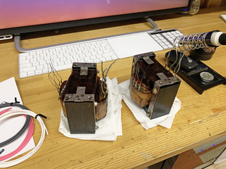 内部を取り出したアウトプットトランスTANGO FW-50-5.jpeg